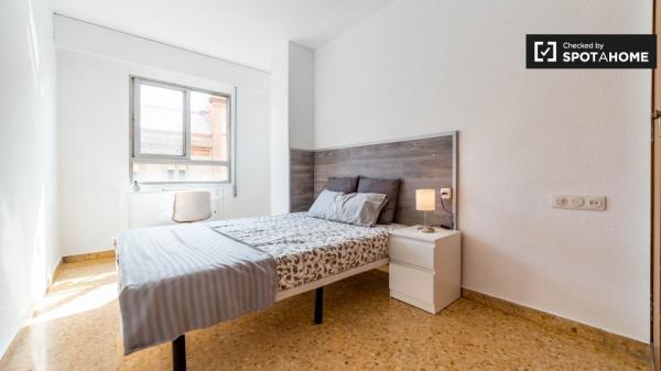 Habitación luminosa en apartamento de 5 dormitorios en La Saïdia, Valencia