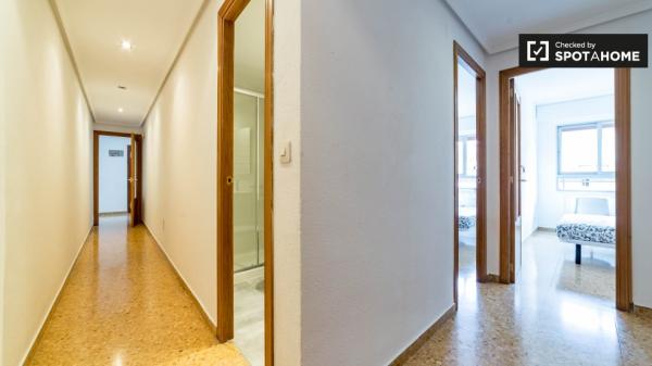 Camera luminosa in appartamento con 5 camere da letto a La Saïdia, Valencia