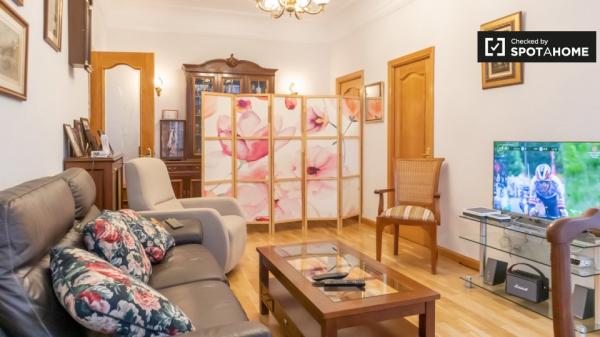 Room for rent in a 4 bedroom apartment in Delicias, Madrid