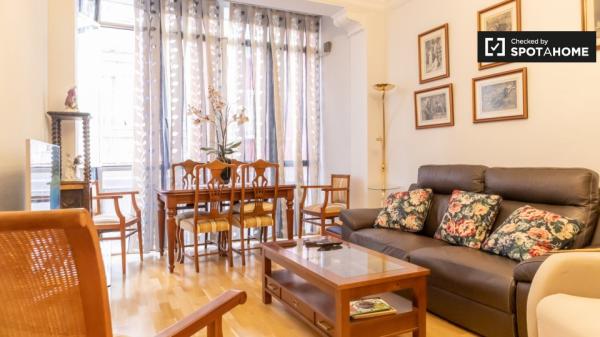 Room for rent in a 4 bedroom apartment in Delicias, Madrid