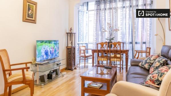 Room for rent in a 4 bedroom apartment in Delicias, Madrid