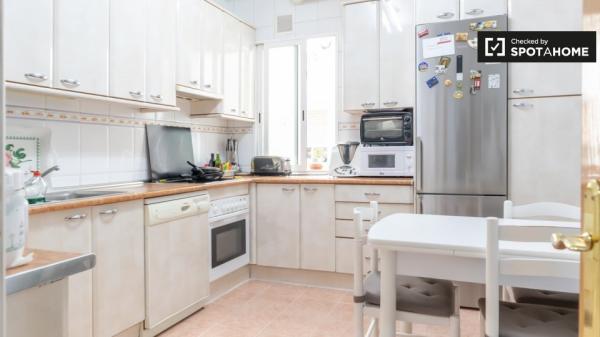 Room for rent in a 4 bedroom apartment in Delicias, Madrid