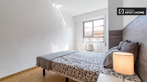 Camera luminosa in appartamento con 5 camere da letto a La Saïdia, Valencia