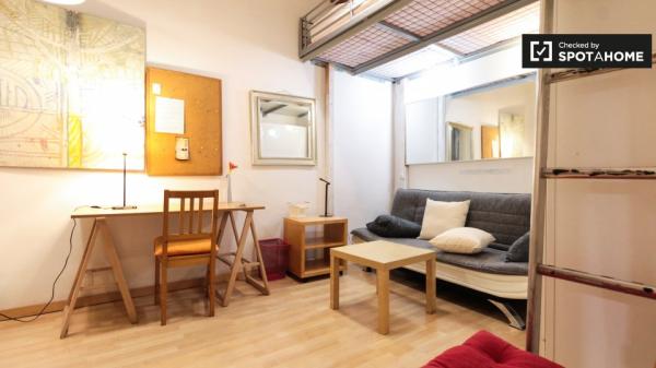 Bonita habitación en un apartamento de 5 dormitorios en Barri Gòtic, Barcelona.