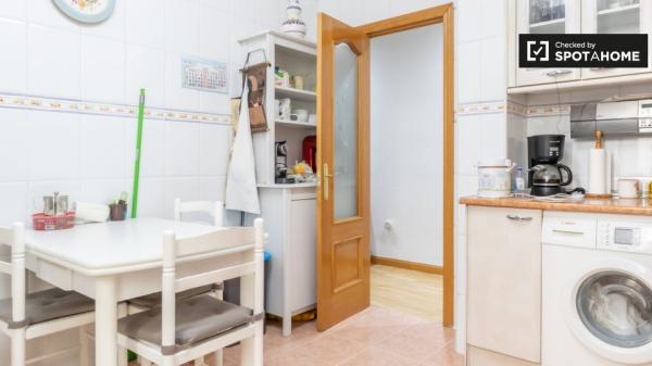 Room for rent in a 4 bedroom apartment in Delicias, Madrid