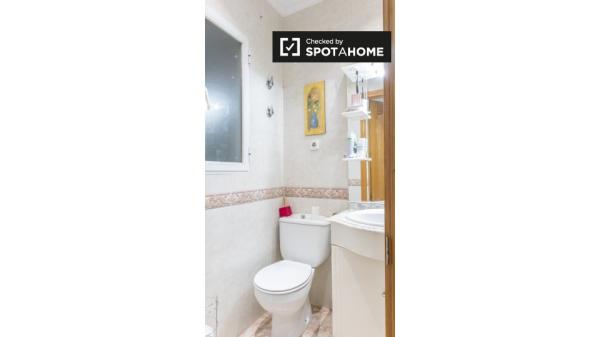 Room for rent in a 4 bedroom apartment in Delicias, Madrid