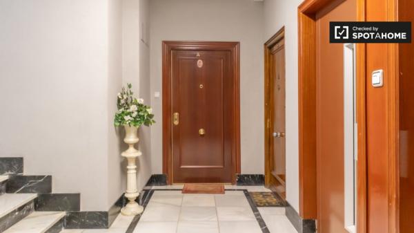 Room for rent in a 4 bedroom apartment in Delicias, Madrid