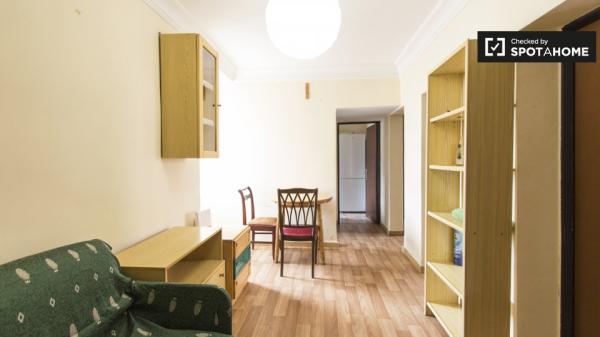 Acogedora habitación en apartamento de 2 dormitorios en Numancia, Madrid