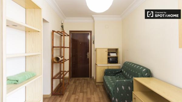 Acogedora habitación en apartamento de 2 dormitorios en Numancia, Madrid