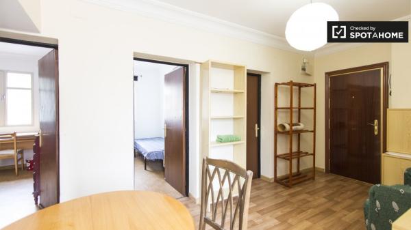 Acogedora habitación en apartamento de 2 dormitorios en Numancia, Madrid