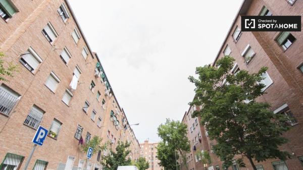 Acogedora habitación en apartamento de 2 dormitorios en Numancia, Madrid