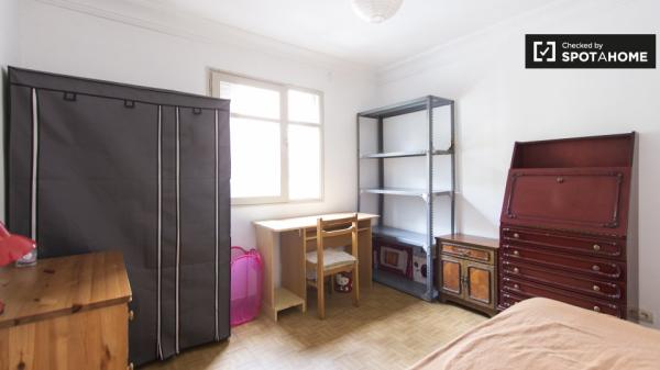 Acogedora habitación en apartamento de 2 dormitorios en Numancia, Madrid