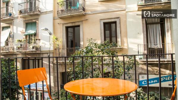 Spacious room in 4-bedroom apartment in El Raval, Barcelona