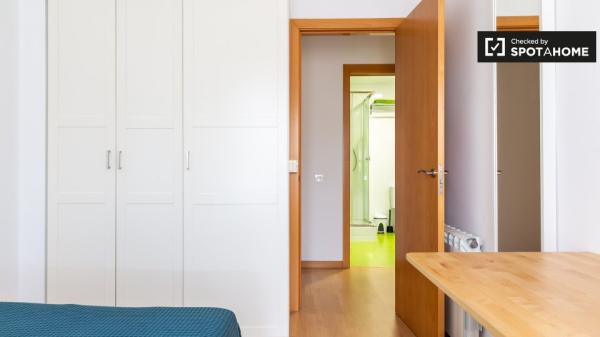 Habitación en apartamento de 2 dormitorios en L'Hospitalet de Llobregat.