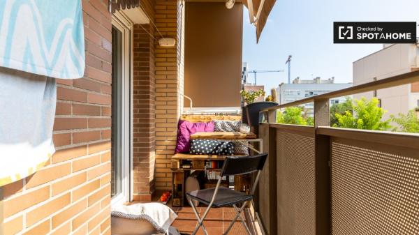 Habitación en apartamento de 2 dormitorios en L'Hospitalet de Llobregat.