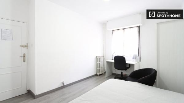 Stylish room in 5-bedroom apartment, Madrid Rio, Madrid