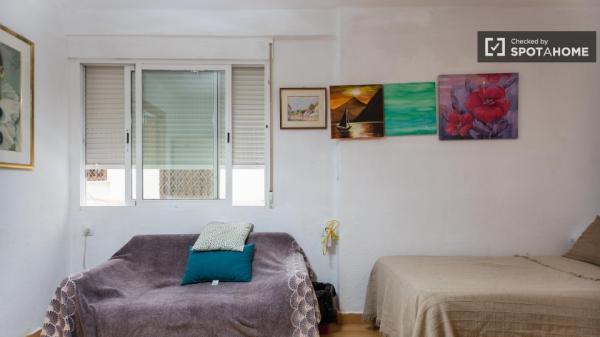 Se alquilan habitaciones en apartamento de 4 dormitorios en Jesús, Valencia