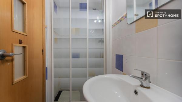 Se alquilan habitaciones en apartamento de 4 dormitorios en Jesús, Valencia