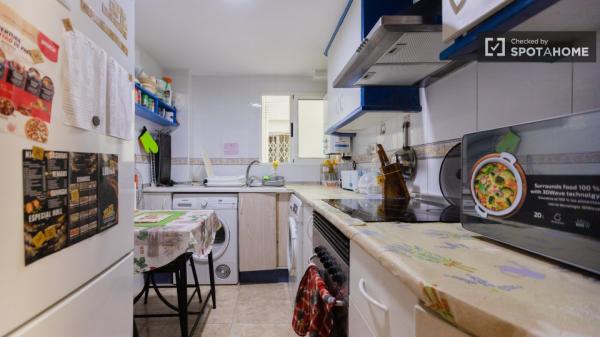 Se alquilan habitaciones en apartamento de 4 dormitorios en Jesús, Valencia