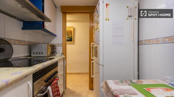 Se alquilan habitaciones en apartamento de 4 dormitorios en Jesús, Valencia