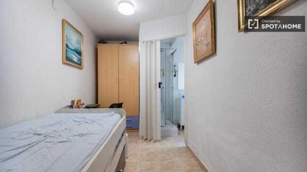 Se alquilan habitaciones en apartamento de 4 dormitorios en Jesús, Valencia