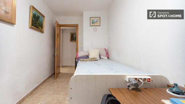 Se alquilan habitaciones en apartamento de 4 dormitorios en Jesús, Valencia