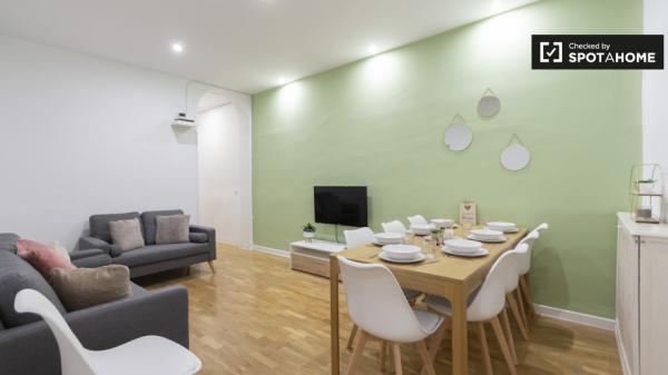 Habitación ordenada en apartamento de 9 dormitorios en Retiro, Madrid