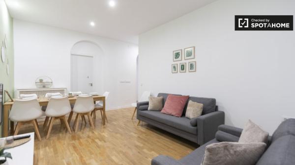 Habitación ordenada en apartamento de 9 dormitorios en Retiro, Madrid