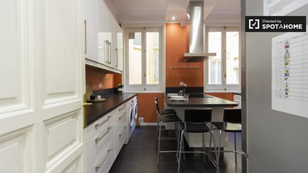 Habitación ordenada en apartamento de 9 dormitorios en Retiro, Madrid