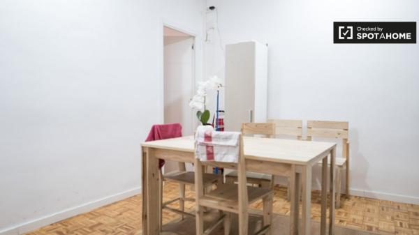 Habitación amueblada en apartamento de 6 dormitorios en Centro, Madrid