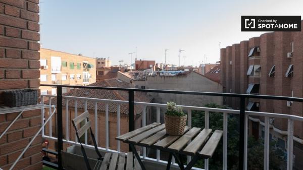 Se alquila habitación en apartamento de 5 dormitorios en Alcalá de Henares.