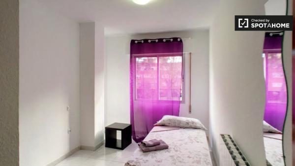 Apartamento de 4 dormitorios en alquiler en Alcalá de Henares, Madrid.