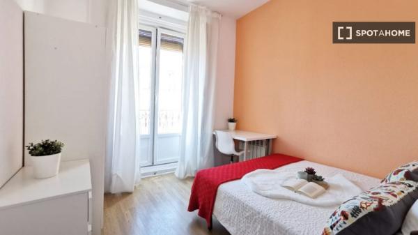 Se alquila habitación en apartamento de 7 dormitorios en La Latina, Madrid