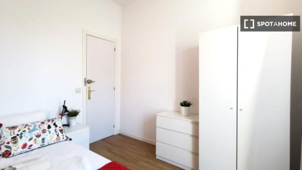 Se alquila habitación en apartamento de 7 dormitorios en La Latina, Madrid