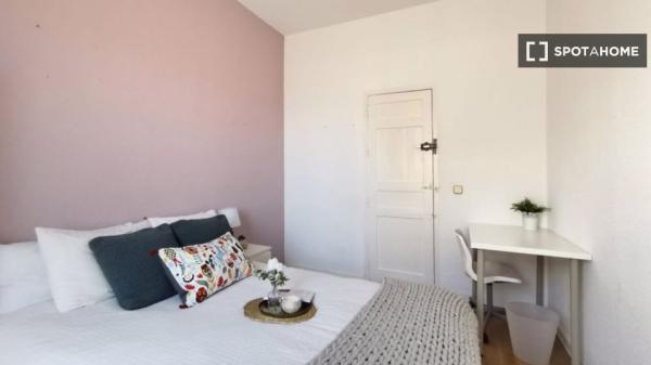 Se alquila habitación en apartamento de 7 dormitorios en La Latina, Madrid