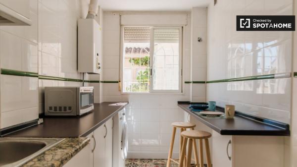 Se alquila habitación en piso de 5 habitaciones en Burjassot, Valencia.