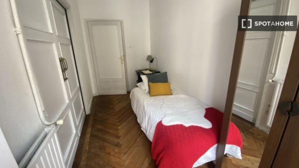 Buena habitación en piso compartido en Palacio, Madrid