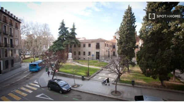 Buena habitación en piso compartido en Palacio, Madrid