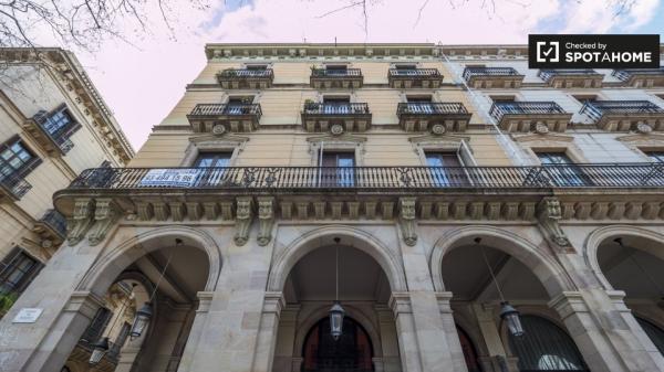 Se alquila habitación en piso de 4 dormitorios en El Born, Barcelona