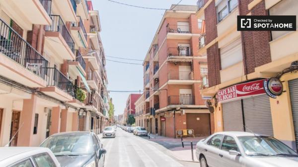 Se alquila habitación bruñida en apartamento de 5 dormitorios en Burjassot