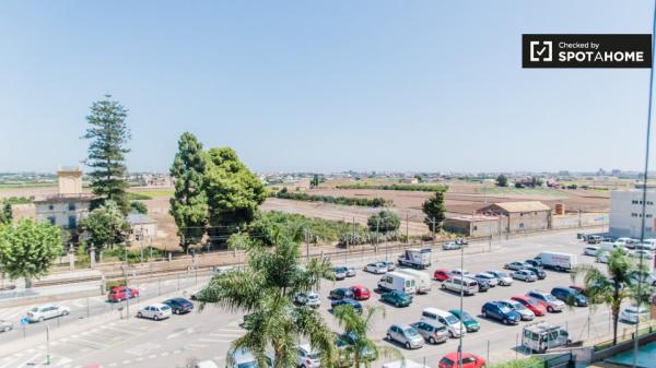 Se alquila habitación bruñida en apartamento de 5 dormitorios en Burjassot