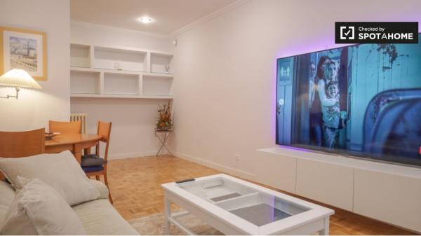 Se alquila habitación en piso de 3 dormitorios en Salamanca, Madrid