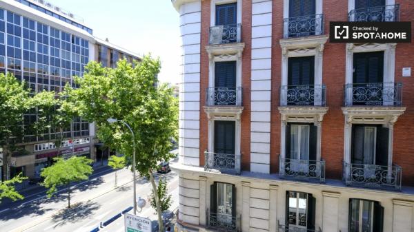 Se alquila habitación en piso de 8 habitaciones en Trafalgar, Madrid