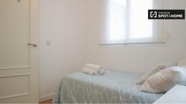 Se alquila habitación en piso de 3 dormitorios en Salamanca, Madrid