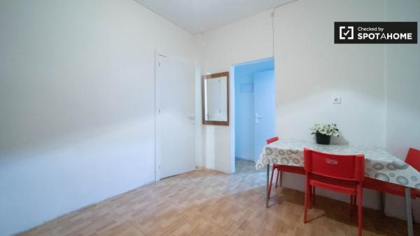 Pokój do wynajęcia w apartamencie z 2 sypialniami w Alcala de Henares