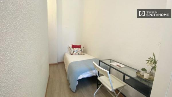 Habitación acogedora en piso compartido en Chamberí, Madrid