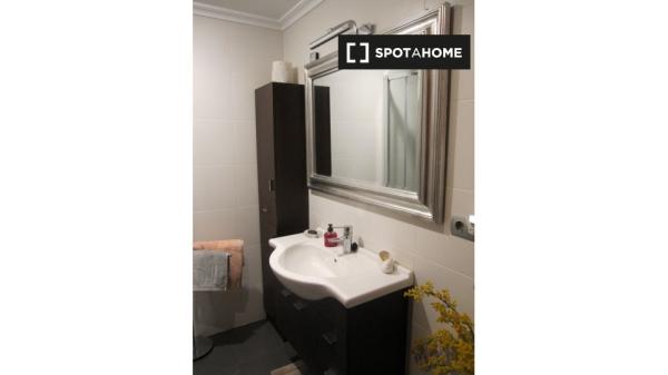 Room in shared apartment in Alicante