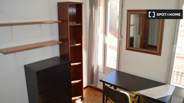 Habitación en piso compartido en madrid.