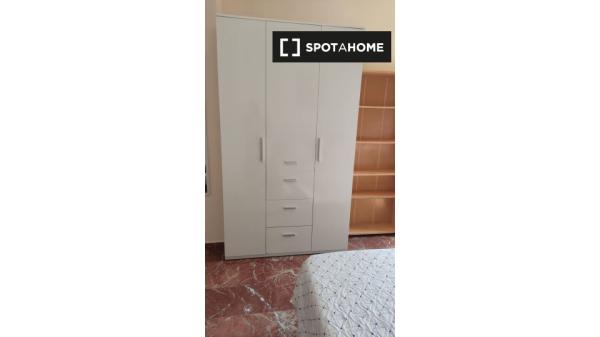 Stanze in affitto in appartamento con 4 camere da letto ad Almeria