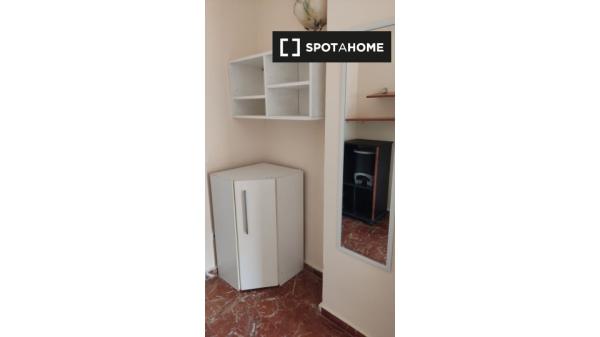 Stanze in affitto in appartamento con 4 camere da letto ad Almeria